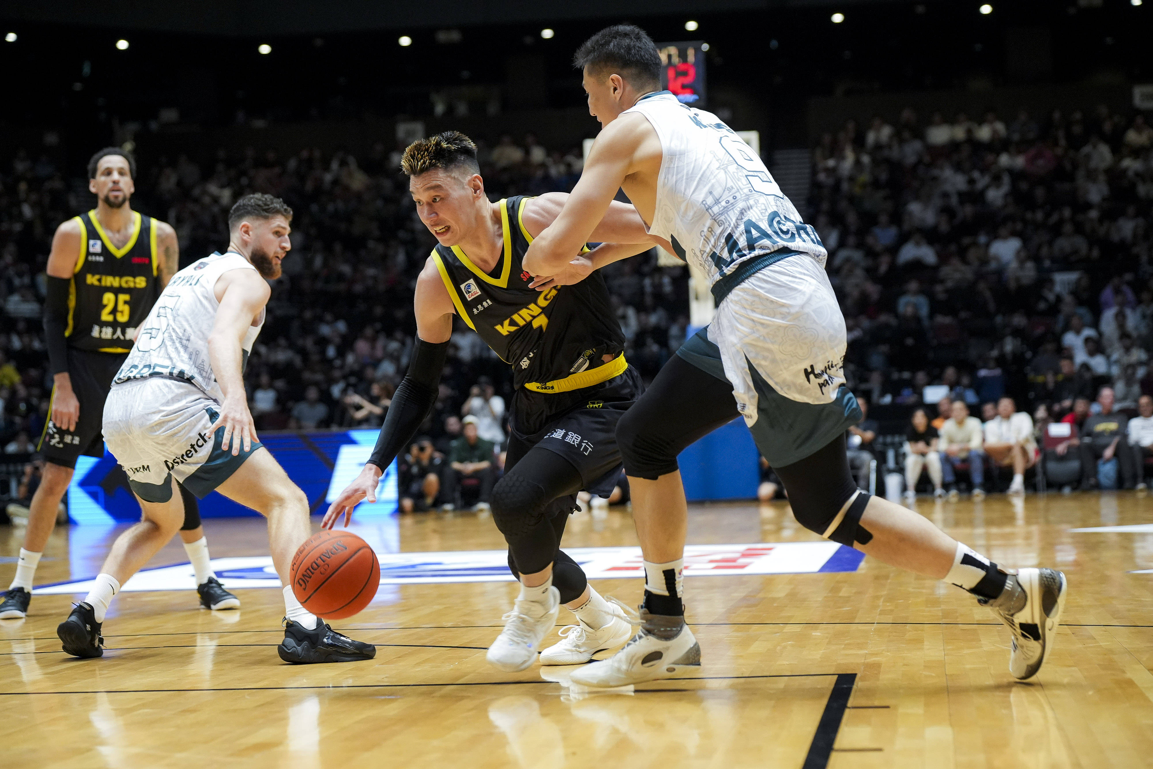 今晨CBA常规赛焦点战；阿森纳篮板制胜；气氛紧张；身体对抗强度拉满的简单介绍